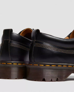 Dr. Martens Lowell zwart, close-up van hiel en AirWair-zool.