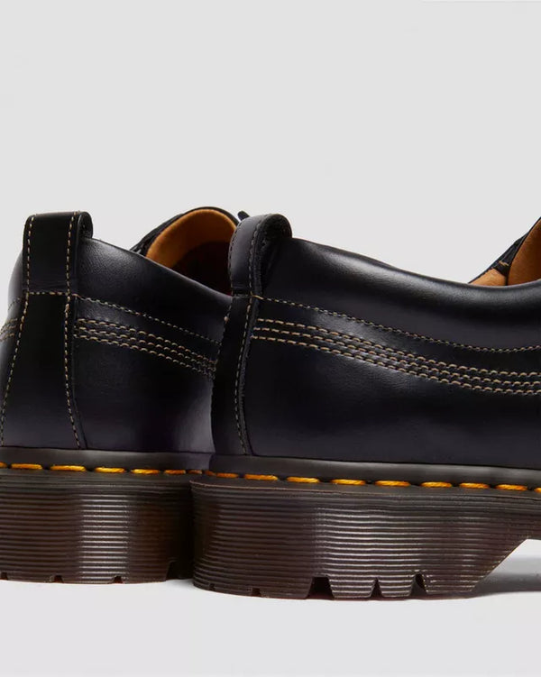 Dr. Martens Lowell zwart, close-up van hiel en AirWair-zool.