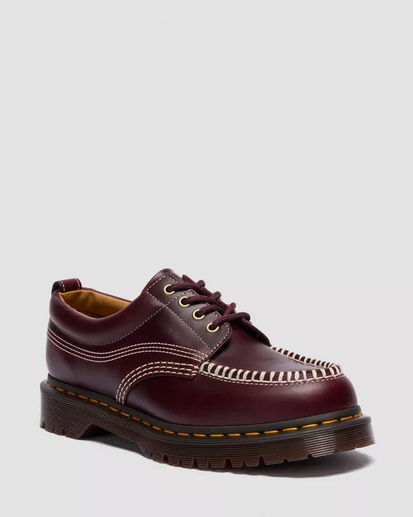 Dr. Martens Lowell Cherry Red, driekwart voorkant.