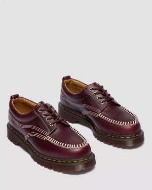 Dr. Martens Lowell Cherry Red, paar naast elkaar, driekwart.