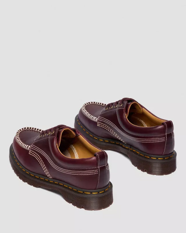 Dr. Martens Lowell Cherry Red, paar naast elkaar, andere hoek.