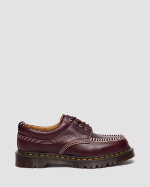 Dr. Martens Lowell Cherry Red, zijaanzicht met contraststiksel over de neus.
