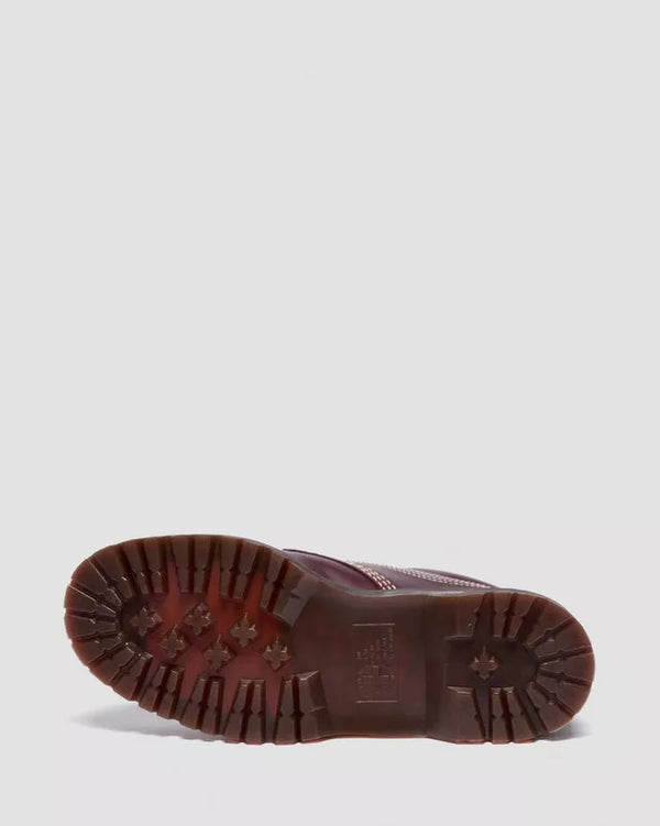 Dr. Martens Lowell Cherry Red, onderaanzicht van de zool.