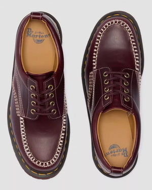 Dr. Martens Lowell Cherry Red, bovenaanzicht met binnenzoollabel.