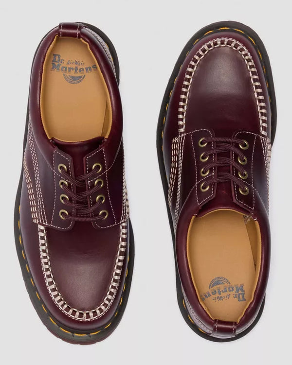 Dr. Martens Lowell Cherry Red, bovenaanzicht met binnenzoollabel.