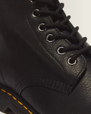 Dr. Martens Pascal Ambassador zwart, close-up van de veterogen boven aan de laars.