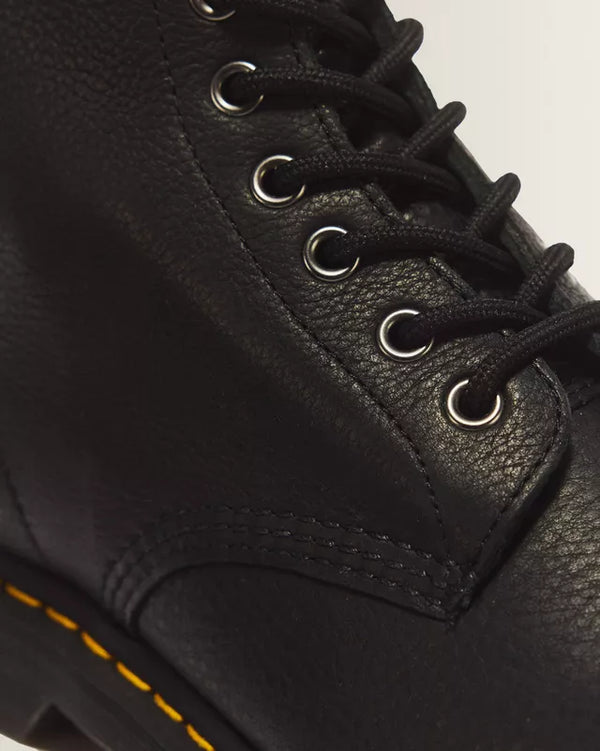 Dr. Martens Pascal Ambassador zwart, close-up van de veterogen boven aan de laars.
