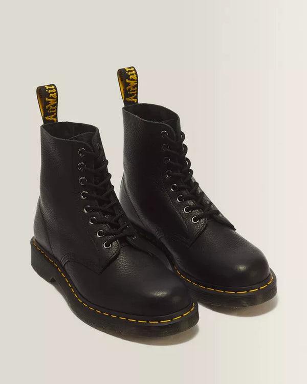 Dr. Martens Pascal Ambassador zwart, paar naast elkaar, andere hoek.