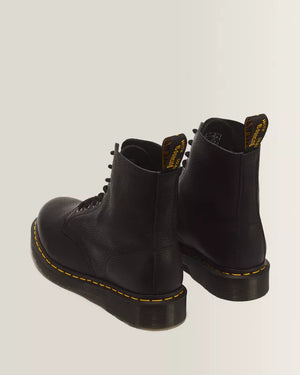 Dr. Martens Pascal Ambassador zwart, paar naast elkaar, driekwart.