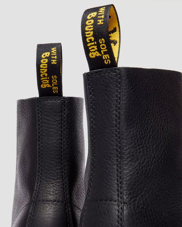 Dr. Martens Pascal Ambassador zwart, close-up van de hiellus met opschrift.