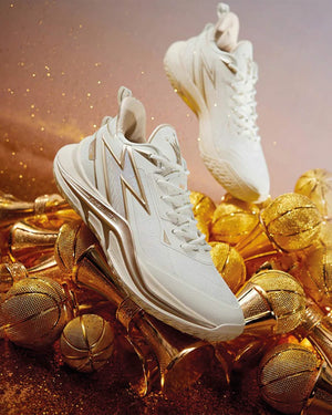 361 Light Up Basketbalschoen Beige sfeerbeeld schoenen op basketbal trofeeën goud