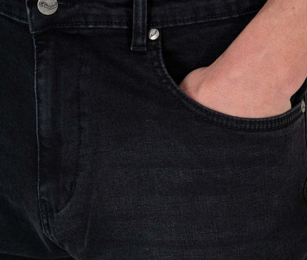 Reell-Solid-Jeans-black-wash-Model-Close-Up-Front-Pocket