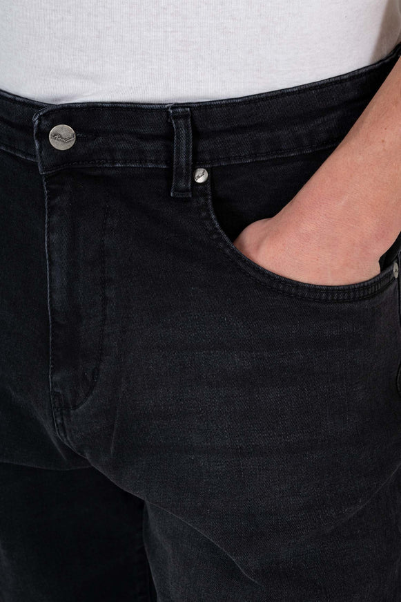 Reell-Solid-Jeans-black-wash-Model-Close-Up-Front-Pocket