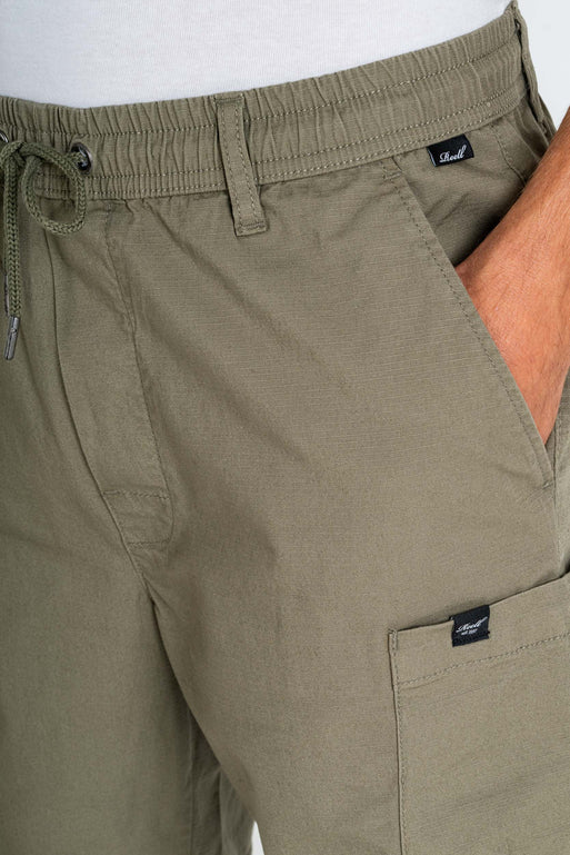 Reell-Reflex-Easy-Cargo-Short-BR-Stone-Green-Model-Pocket-Close-Up