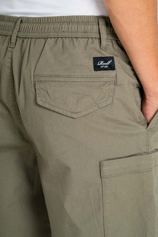 Reell-Reflex-Easy-Cargo-Short-BR-Stone-Green-Model-Back-Pocket-Close-Up