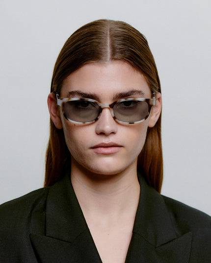 A.Kjærbede Charlie zonnebril Cookie Dough - gedragen, campagnebeeld
