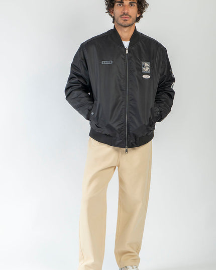 Kaotiko Asakusa bomber zwart, volledig gedragen met een beige broek