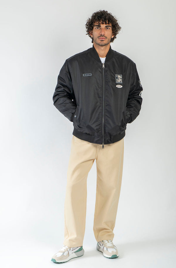 Kaotiko Asakusa bomber zwart, volledig gedragen met een beige broek