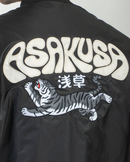 Kaotiko Asakusa bomber zwart, close-up van de tijgerprint op de rug