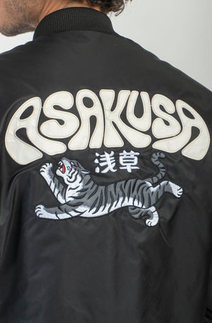 Kaotiko Asakusa bomber zwart, close-up van de tijgerprint op de rug