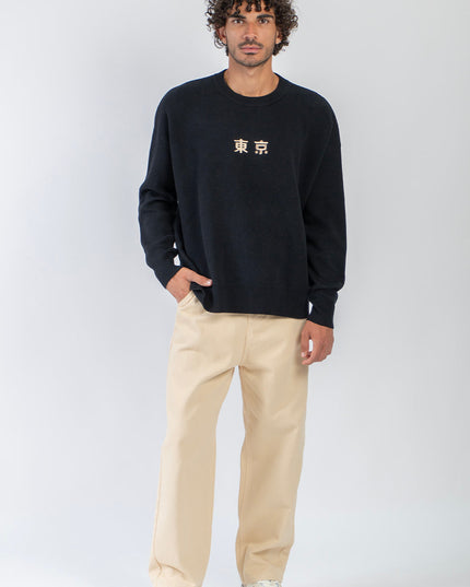 Kaotiko Ramen Frog trui zwart, volledig gedragen met een beige broek