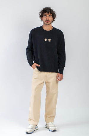 Kaotiko Ramen Frog trui zwart, volledig gedragen met een beige broek