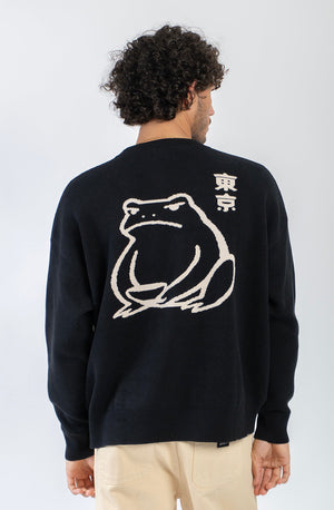 Kaotiko Ramen Frog trui zwart, achterkant gedragen door een model