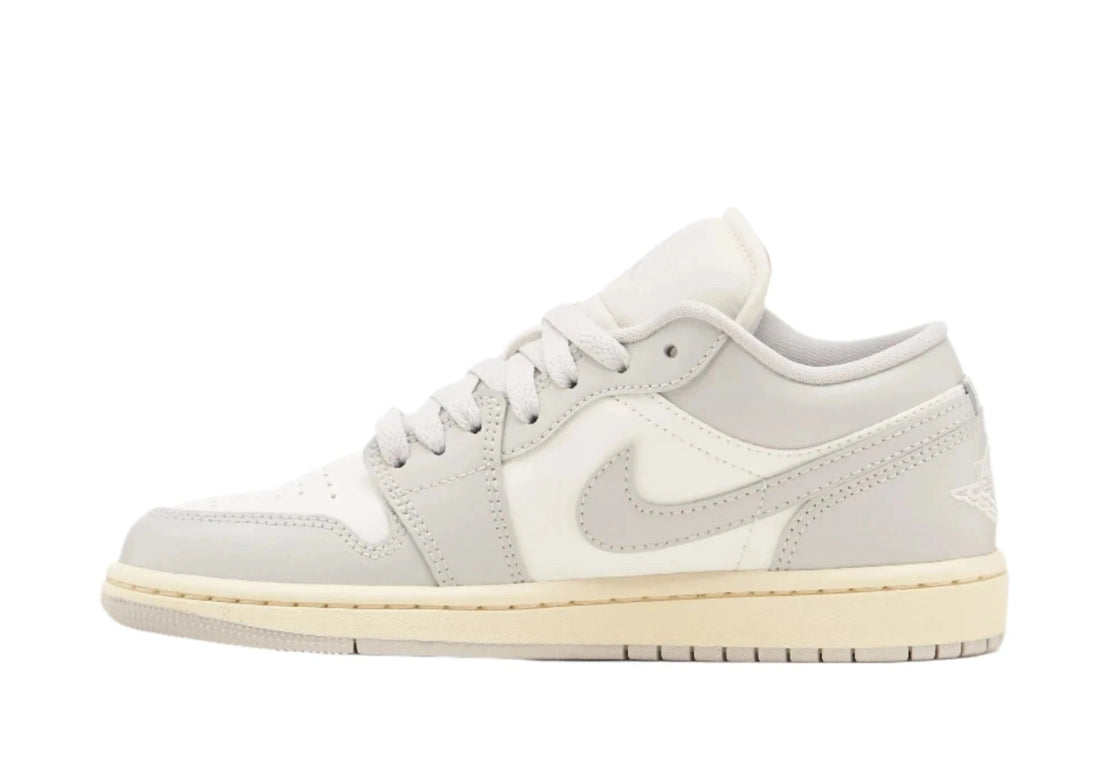 Air Jordan 1 Low Neutral Grey van de zijkant