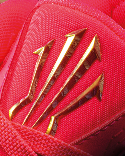 Anta KAI 3 432HZ sfeerbeeld close up logo goud