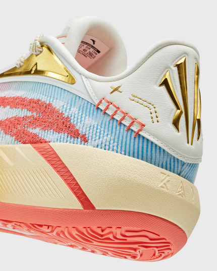 Anta KAI 3 Chinese New Year detail achterkant hiel gouden logo kyrie irving