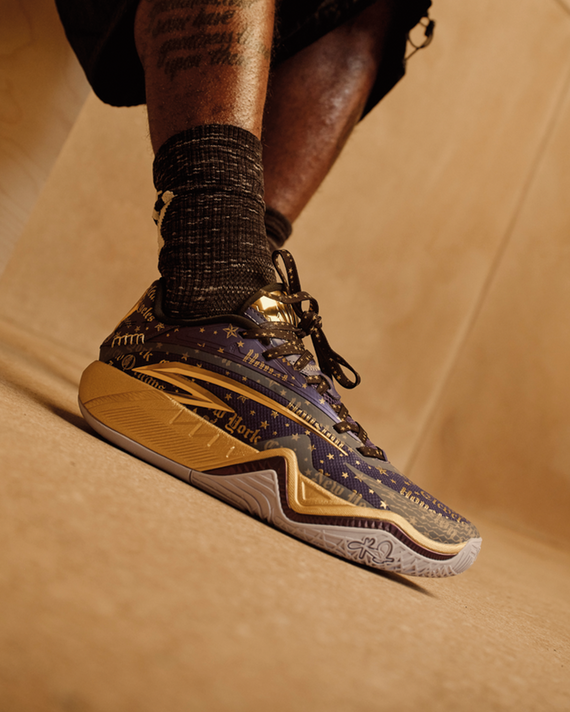 Anta KAI 3 Mentality sfeerbeeld rechterschoen met model Kyrie Irving 