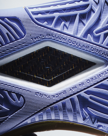 Anta KAI 3 Mentality close up carbon plaat onderkant outsole paars zwart