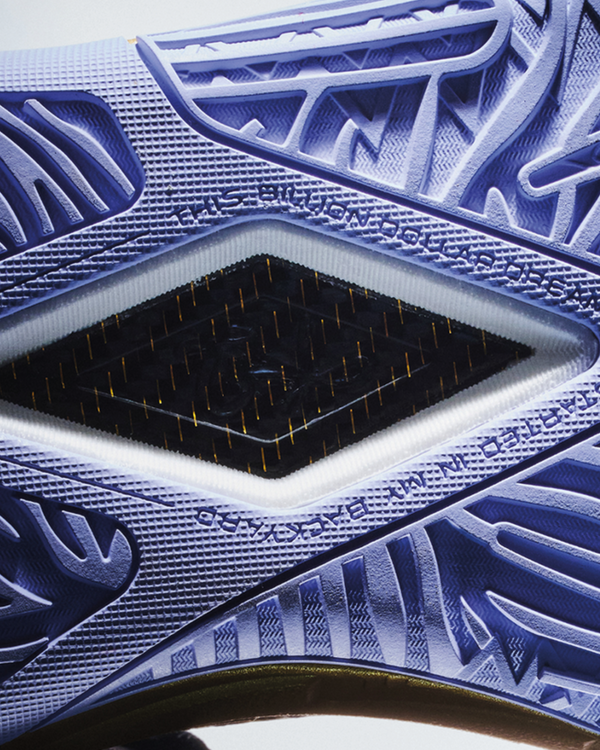 Anta KAI 3 Mentality close up carbon plaat onderkant outsole paars zwart