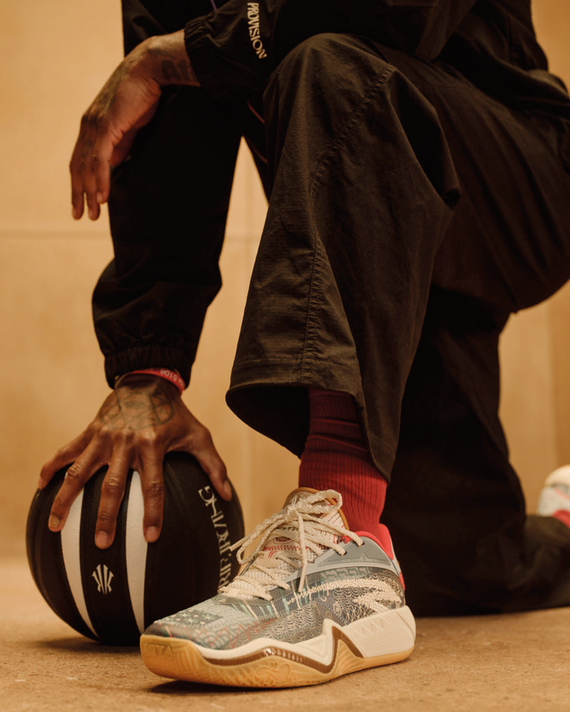 Anta KAI 3 Politics Patchwork kyrie irving sfeerbeeld basketbal 