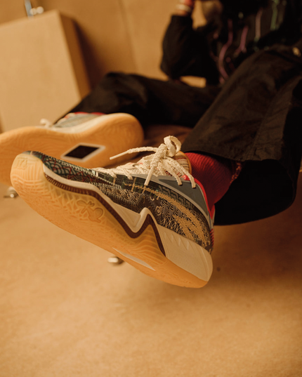 Anta KAI 3 Politics Patchwork sfeerbeeld kyrie irving schoen aan voet