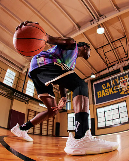 Anta KAI 2 The Moon Basketbalschoen Wit actie foto van speler