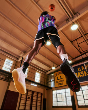 Anta KAI 2 The Moon Basketbalschoen Wit model jumping foto