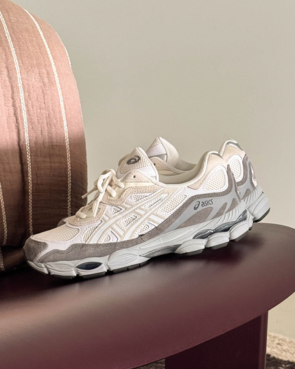 Asics Gel NYC Sneaker Cream White sfeerbeeld schoen op bankje 