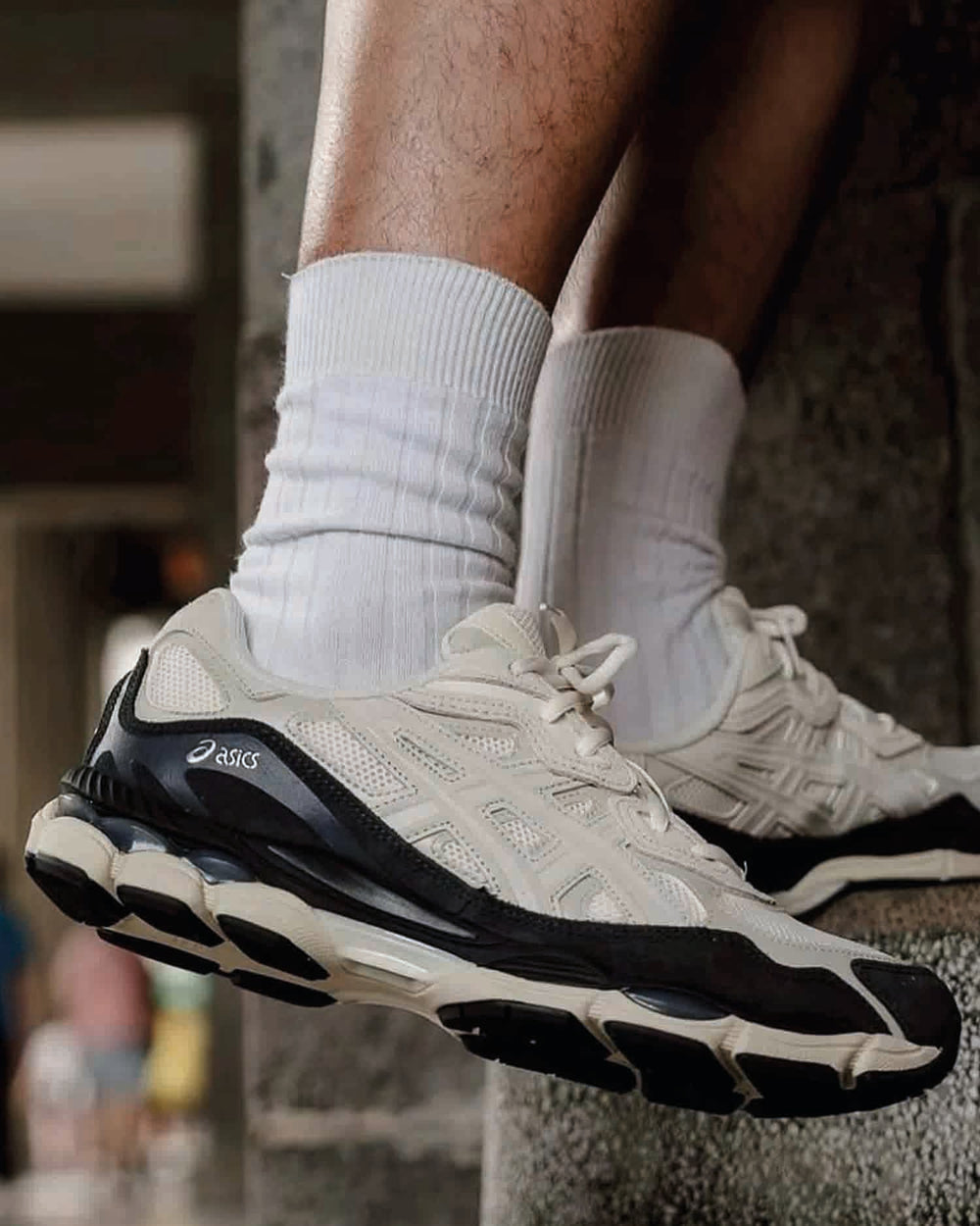sics Gel NYC Sneaker Beige / Grijs links