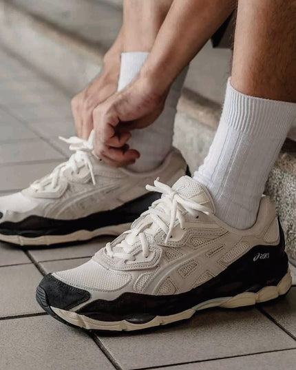 Asics Gel NYC Sneaker Beige / Grijs on feet