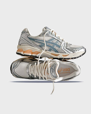 Asics Gel-Kayano 14 Sneaker Wit / Oranje zij en bovenaanzicht