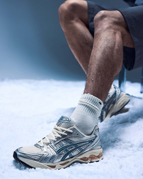 Asics Gel-Kayano 14 Sneaker Wit / Oranje zijaanzicht