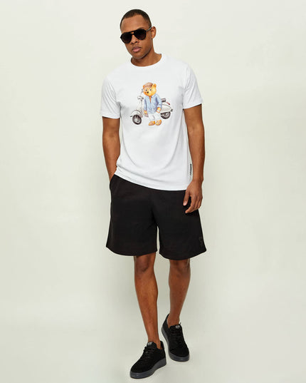 Baron Filou CLXXI T-Shirt Wit model met streetwear outfit en shirt met opdruk beer en scooter