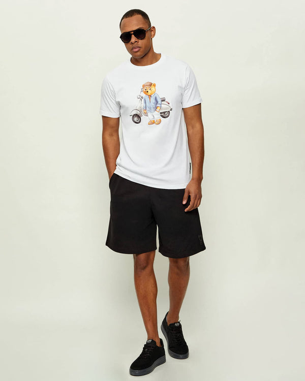 Baron Filou CLXXI T-Shirt Wit model met streetwear outfit en shirt met opdruk beer en scooter