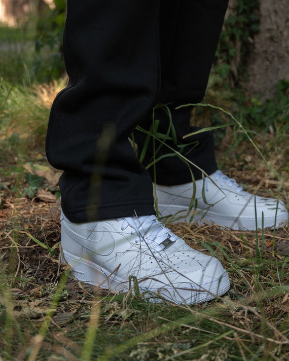 Burned Joggingpak zwart close up onderkant joggingbroek