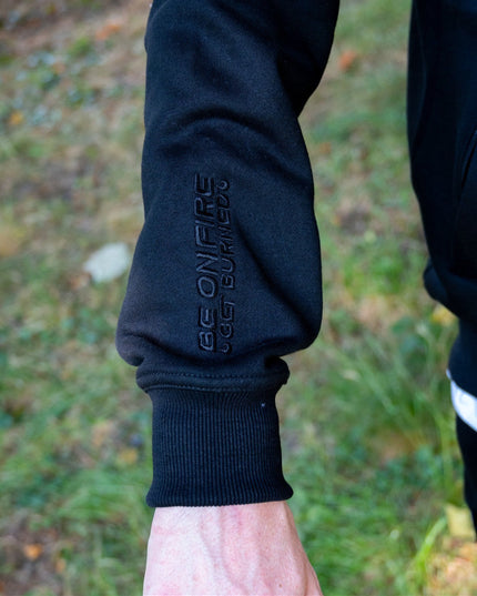 Burned Joggingpak zwart close up rechtermouw borduursel zip hoodie vest