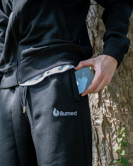 Burned Joggingpak zwart close up rits zak broek