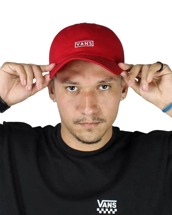 Vans-Curved_6-Panel_Cap_Rood-Model-Center