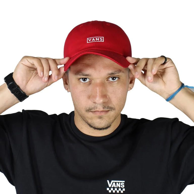 Vans-Curved_6-Panel_Cap_Rood-Model-Center