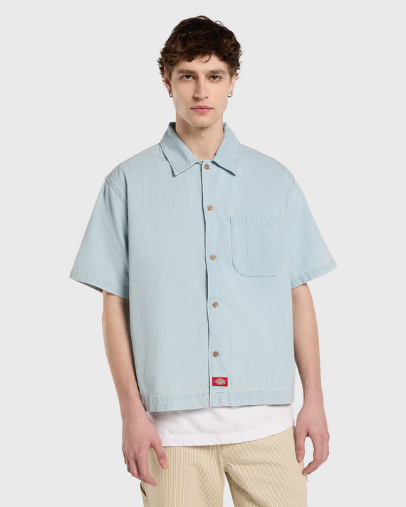 Dickies Denim Shirt SS Lichtblauw model voorkant 
